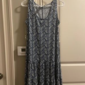 Short sleeve dress. Dark blue background with white flowers
